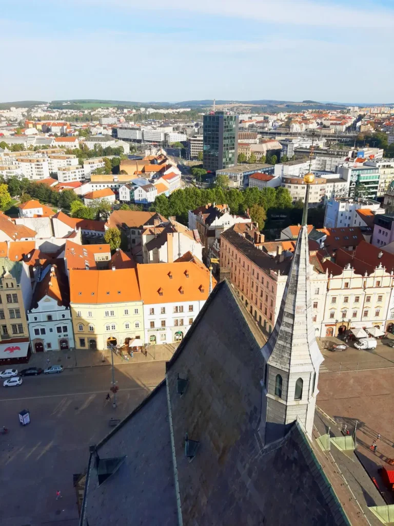 Панорама історичного центру Плзня з дахами будинків і площею Республіки
