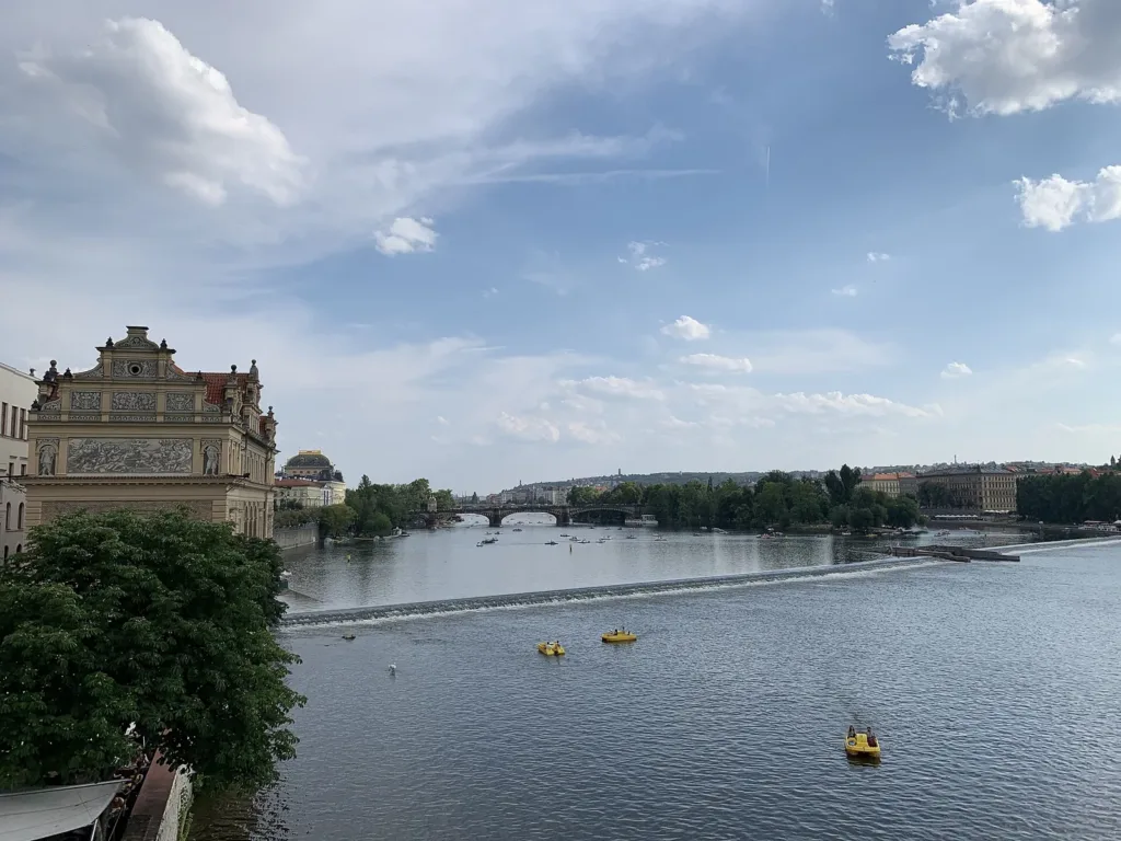 Влтава та міські набережні